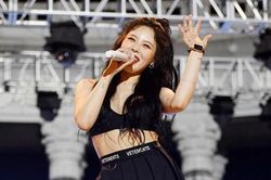 Video HyunA mặc nội y biểu diễn