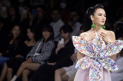 Siêu mẫu Anh Thư 'gây thương nhớ' khi hóa 'nàng thơ' diễn BST mới của Hoàng Quyên