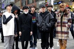 BTS mặc chuẩn 'oppa' Hàn khi tới Mỹ, V thái độ ra sao sau tin đồn hẹn hò?