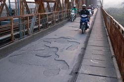 Mặt cầu Long Biên liên tục thủng do thiếu vốn duy tu, bảo dưỡng
