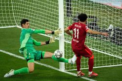 Thủ thành Courtois làm nên lịch sử trong ngày đăng quang của Real
