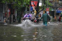 Sau cơn mưa lớn kỷ lục 36 năm ở Hà Nội chiều nay, miền Bắc tiếp tục có mưa