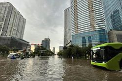 Sau mưa lớn, xe cộ bơi trên nhiều tuyến phố Hà Nội