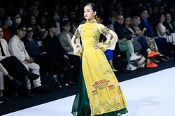 Ấn tượng áo dài 'Cá chép hóa rồng' tại Tuần lễ Thời trang Xuân Hè 2022