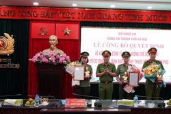 Trao Quyết định nghỉ chờ hưởng chế độ hưu trí đối với 3 cán bộ Công an thành phố Hà Nội