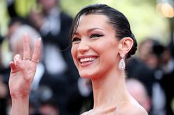 Chiếc răng kim cương của Bella Hadid