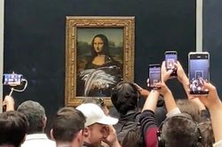 Tranh nàng Mona Lisa bị ném bánh kem trong bảo tàng ở Paris