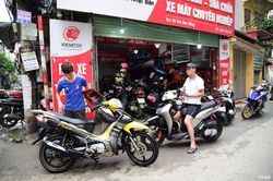Hiệu sửa xe quá tải do xe bị ngập nước sau trận mưa lớn