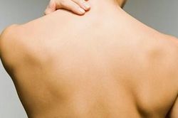 Thấy chiếc mụn ở lưng chồng bỗng dưng được nặn ra mà không phải nhờ mình, vợ quyết tìm ra sự thật để rồi sốc nặng