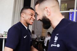 Khoảnh khắc Benzema chạm mặt Mbappe ở tuyển Pháp