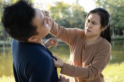 18 hành vi có thể bị cáo buộc bạo lực gia đình