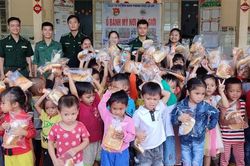Chăm lo bữa ăn cho trẻ em nghèo ở khu vực biên giới
