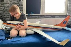 Cô gái trẻ mê máy bay và muốn cưới máy bay Boeing 737 làm chồng