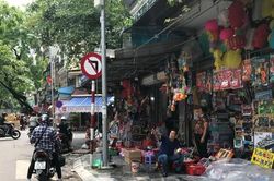 Phố đồ chơi ở Hà Nội đìu hiu dịp 1/6, hàng Trung Quốc áp đảo