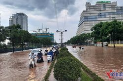 Chỉ 2 giờ đã 'phố biến thành sông': Dự báo mưa là bài toán khó nhất