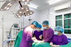 Vỡ tinh hoàn khi đá bóng, người đàn ông 35 tuổi nhập viện gấp