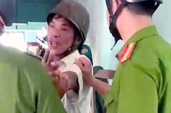 Vợ đang đi bán vé số bị chồng cầm rựa chặn chém gục xuống đường
