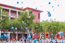 Lưu luyến lễ trưởng thành của học sinh lớp 12