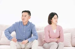 Nửa đêm không thấy chồng và con gái 1 tháng tuổi đâu, tôi chạy ra phòng khách thì bật khóc trước cảnh tượng trước mắt