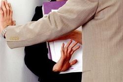 Ba hình thức quấy rối tình dục tại nơi làm việc