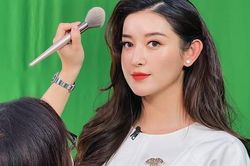 Mỹ nhân VTV có gương mặt lọt Top đẹp nhất thế giới tự khoe đôi chân đen nhẻm, loang lổ