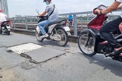 Vì sao cầu Long Biên bị thủng?