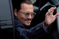 Kate Moss đến ủng hộ Johnny Depp