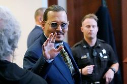 Johnny Depp đã tiêu hết 500 triệu USD trong 10 năm