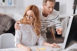 Khó xác định hành vi nháy mắt, nhìn gợi tình là quấy rối tình dục