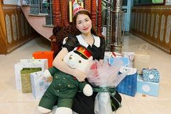 Dàn 'trai xinh gái đẹp' bất ngờ tổ chức sinh nhật cho 'đồng chí' Hòa Minzy