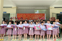 Lực lượng vũ trang tỉnh Long An tặng quà học sinh nghèo hoàn cảnh khó khăn