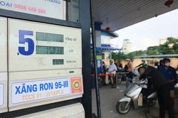 Đề xuất tiếp tục giảm thuế với xăng dầu
