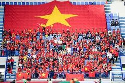 CĐV đội mưa cổ vũ và dõi theo U23 Việt Nam trong trận đấu với Thái Lan