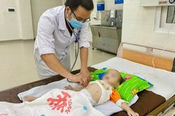 Bé 9 tháng tuổi tím tái, ngừng thở do sặc sữa