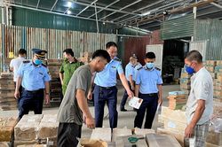 Phát hiện kho hàng 'phù phép' thuốc bảo vệ thực vật Trung Quốc thành hàng Việt Nam được nông dân tin dùng