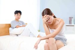 Đêm cuối trước khi ra tòa ly hôn, vợ đưa trả chiếc hộp, mở ra xem mà tôi vội ôm lấy cô ấy van xin tha thứ