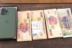 Trộm tiền của bà ngoại mua iPhone tặng bạn gái