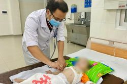 Có thói quen này trước khi ngủ, bé 9 tháng tuổi sặc sữa, ngưng thở phải nhập viện nguy kịch