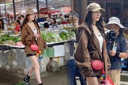 Dương Mịch đi chợ mà như sải bước sàn catwalk, khoe đôi chân thon danh bất hư truyền
