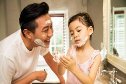 Những đứa trẻ xuất sắc thường được cha mẹ khen theo CÁCH này