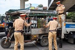 CSGT xử lý 'hung thần' xe ba gác, tự chế