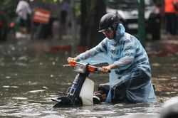 6 mẹo hay bảo vệ xe máy trong mùa mưa ngập