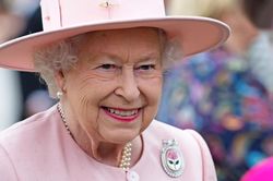 Giải mã làn da Nữ hoàng Elizabeth II ở tuổi 96