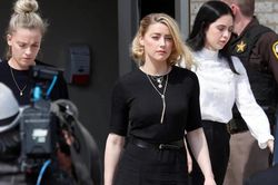 Amber Heard bị chế nhạo vì chiếc váy