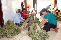 Rộn ràng làng nghề làm bánh ú tro