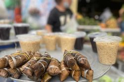 Chợ Hà Nội nhộn nhịp mua, bán cơm rượu ngày Tết Đoan ngọ