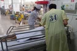 Truyền hơn 100 đơn vị máu cứu người đàn ông bị rắn cắn