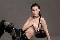 Bella Hadid ngực trần chụp ảnh thời trang