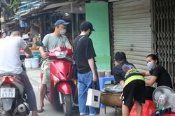 Người dân Thủ đô tất bật đi chợ mua sắm đón Tết Đoan Ngọ từ sáng sớm