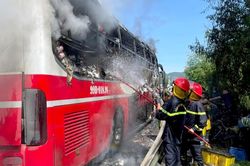Xe giường nằm chở gần 20 hành khách cháy trơ khung trên quốc lộ